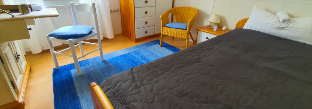 Foto eines einfachen Zimmers im Santulan AUM-Kurzentrums