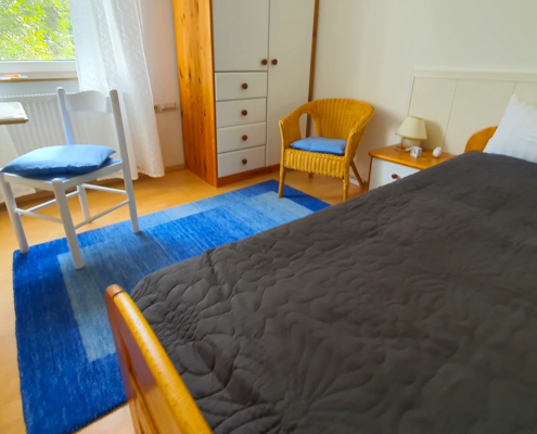 Foto eines einfachen Zimmers im Santulan AUM-Kurzentrums