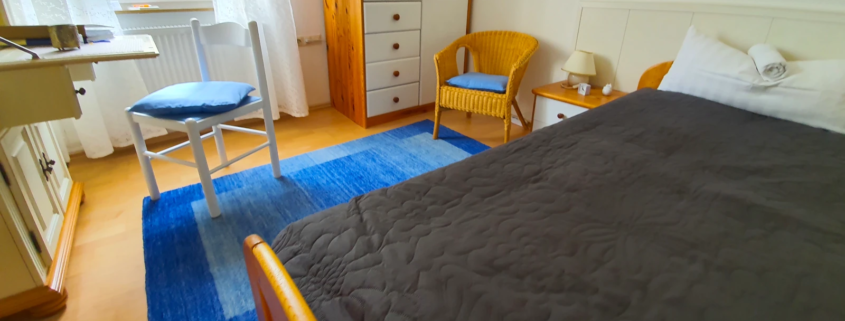 Foto eines einfachen Zimmers im Santulan AUM-Kurzentrums